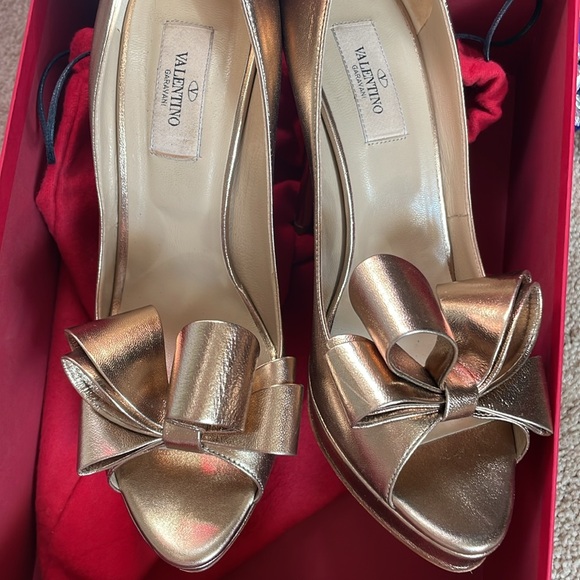 Auth. Valentino Rose gold shoes - Picture 3 of 5